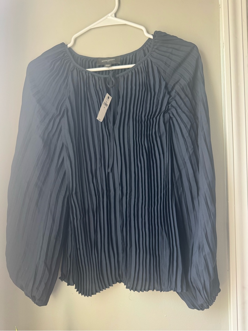 NWT Banana republic navy pleated puff sleeve blouse xxs